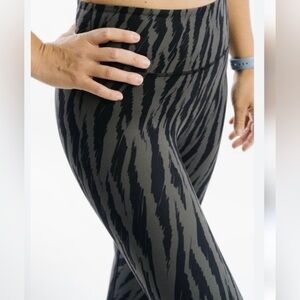 ZYIA Active High Rise Leggings Size 12 Black Gray Abstract Print Athleisure